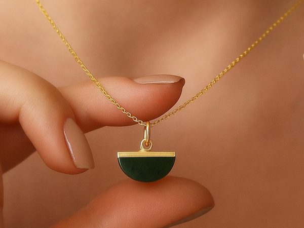 پلاک طلا ۱۸ عیار مدل نیم‌دایره مالاکیت